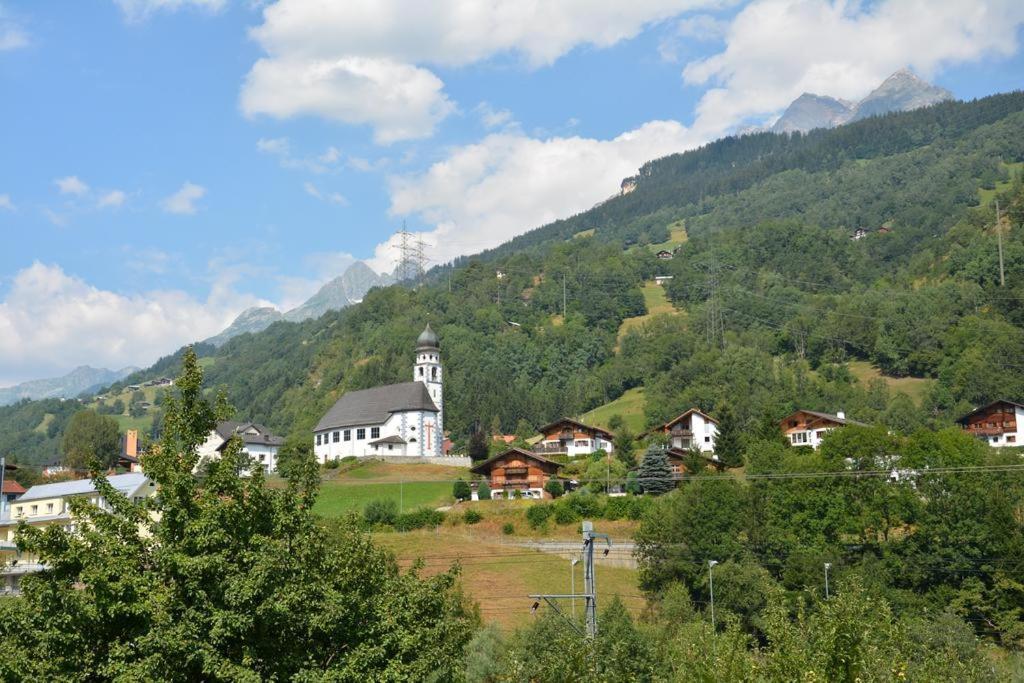 Alte Post Mit Geschichte Und Restaurant Apartman Tavanasa Kültér fotó