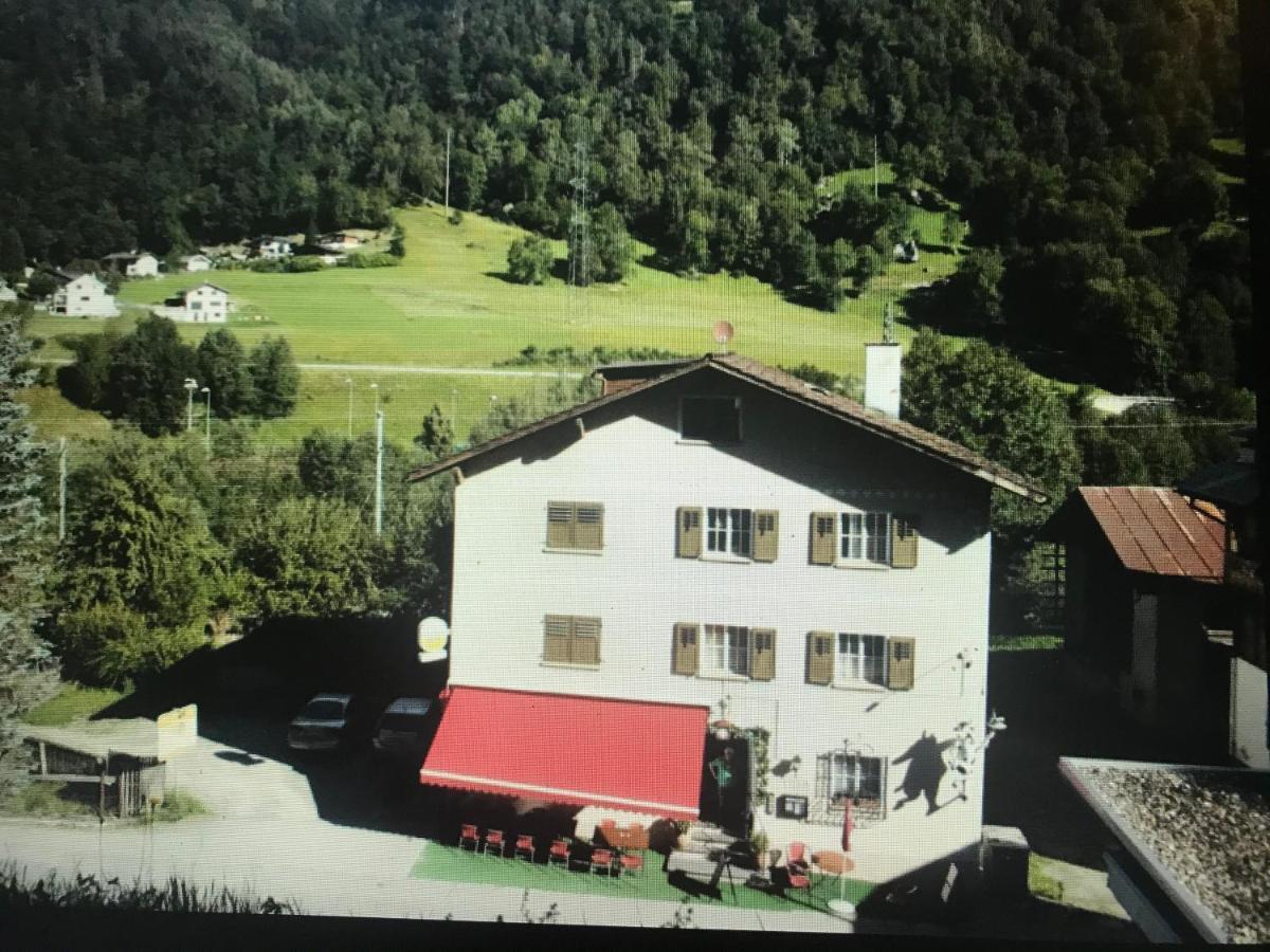 Alte Post Mit Geschichte Und Restaurant Apartman Tavanasa Kültér fotó