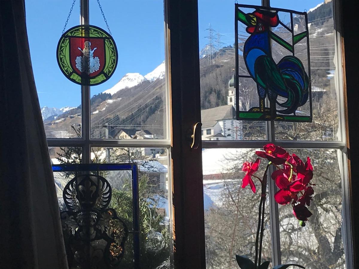 Alte Post Mit Geschichte Und Restaurant Apartman Tavanasa Kültér fotó