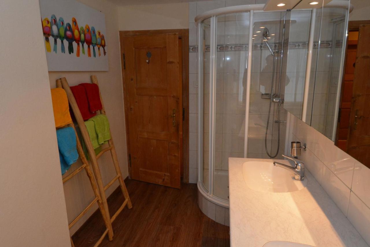 Alte Post Mit Geschichte Und Restaurant Apartman Tavanasa Kültér fotó