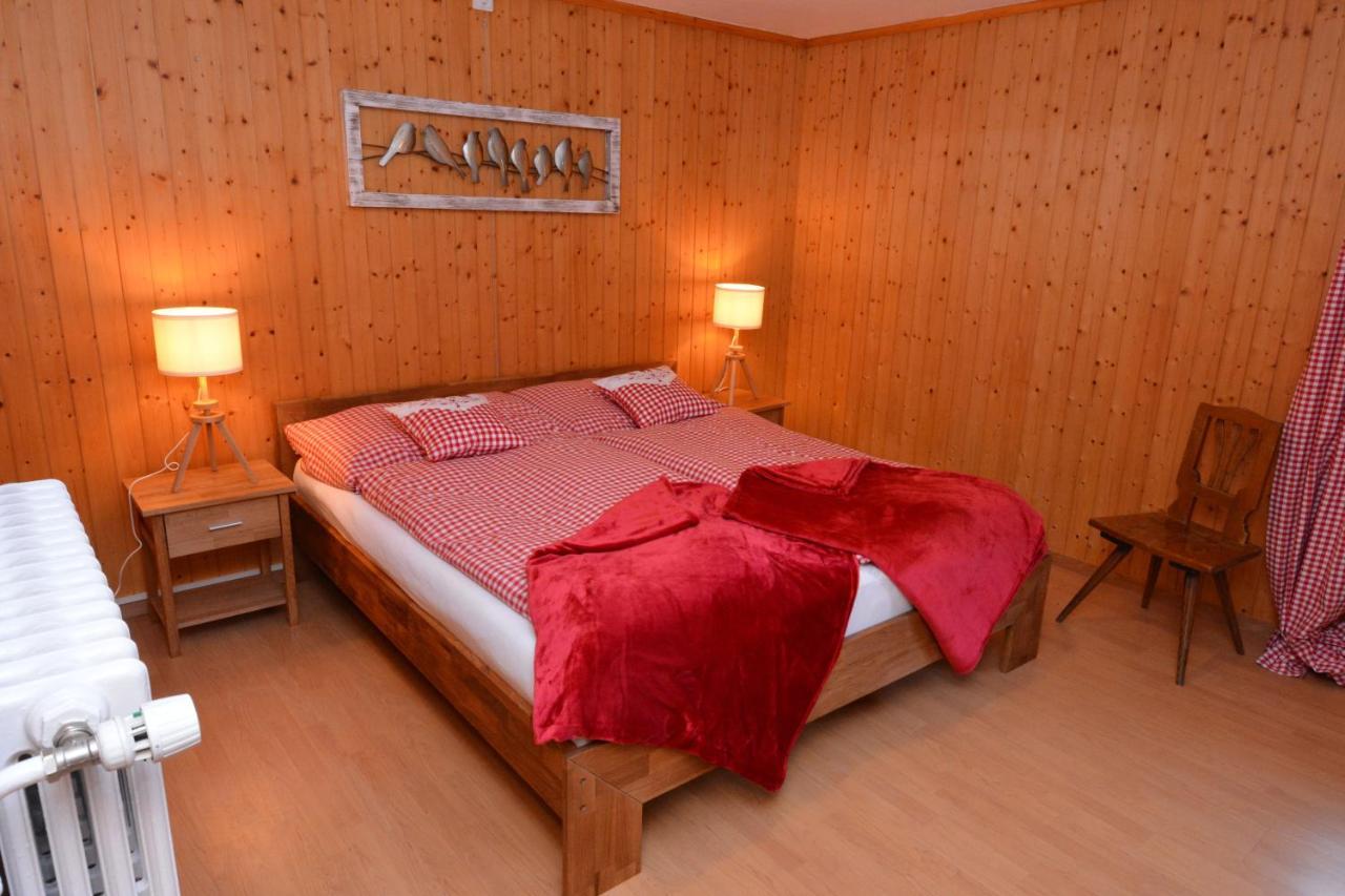 Alte Post Mit Geschichte Und Restaurant Apartman Tavanasa Kültér fotó