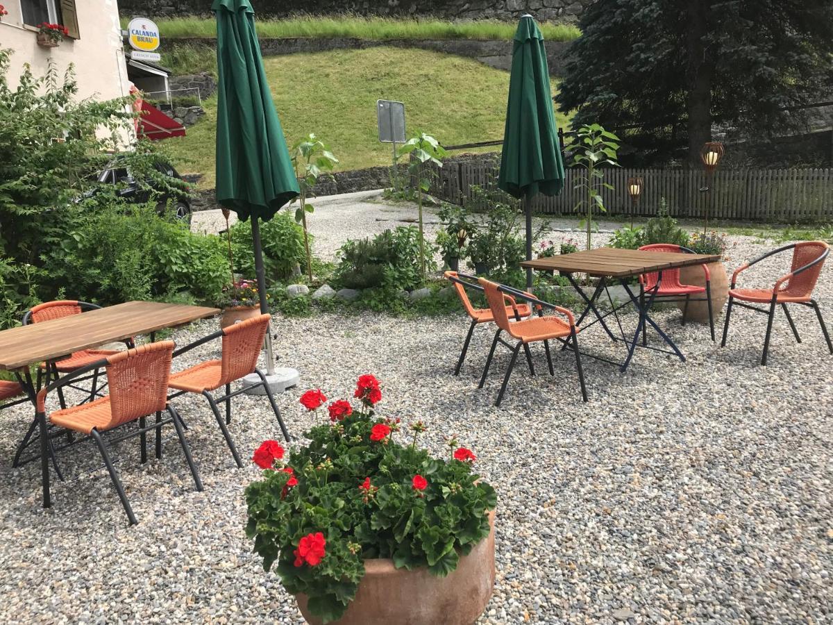 Alte Post Mit Geschichte Und Restaurant Apartman Tavanasa Kültér fotó