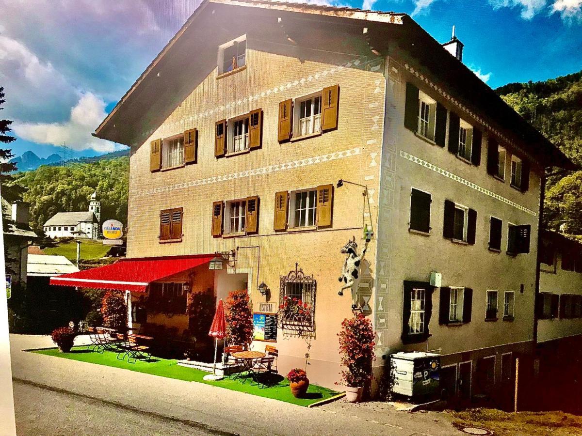 Alte Post Mit Geschichte Und Restaurant Apartman Tavanasa Kültér fotó