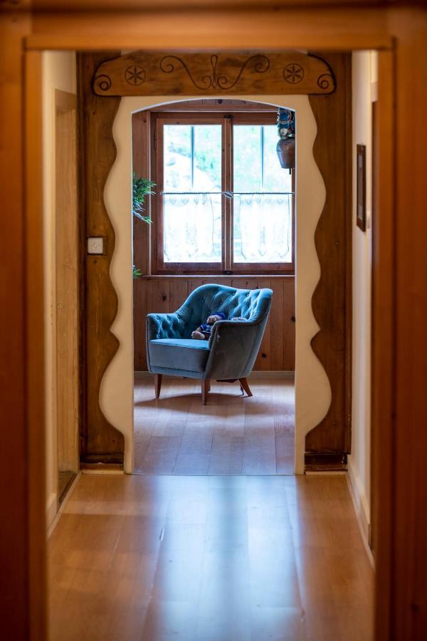 Alte Post Mit Geschichte Und Restaurant Apartman Tavanasa Kültér fotó